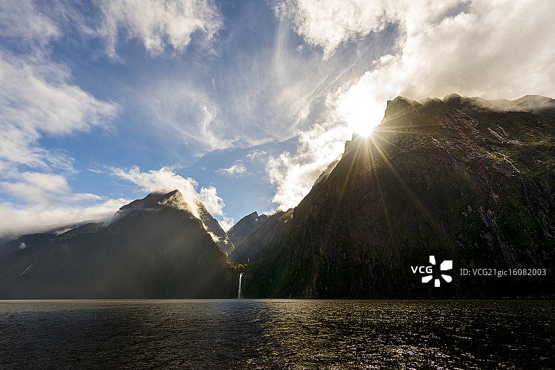 米尔福德峡湾的瀑布图片素材