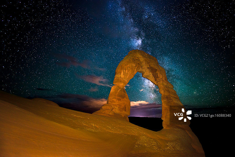 银河下的精致拱门图片素材