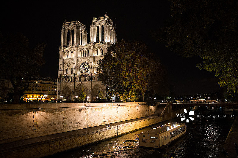 巴黎圣母院灯光秀图片素材