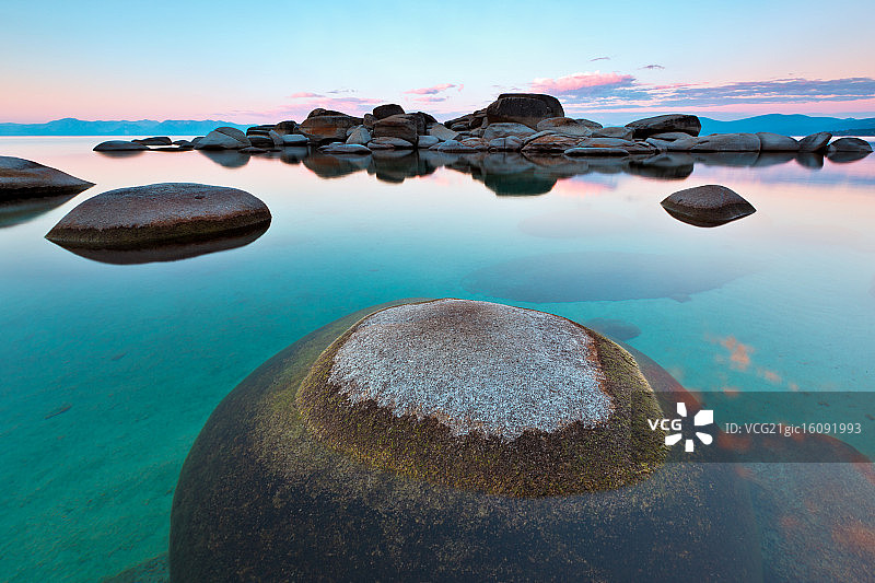 太浩湖沙港圆形岩石图片素材
