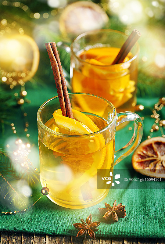 玻璃杯装热苹果酒图片素材