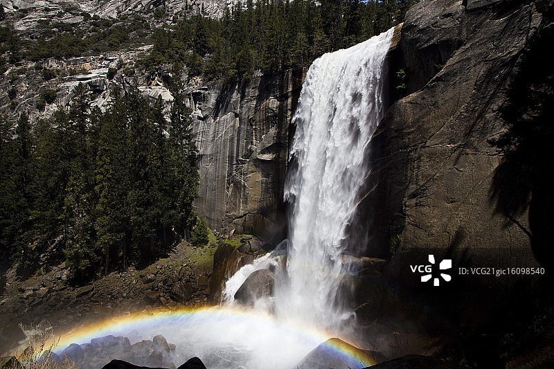 弗纳尔瀑布和彩虹图片素材