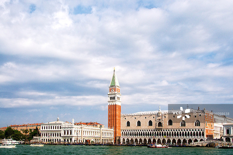 从海上看威尼斯圣马可广场图片素材