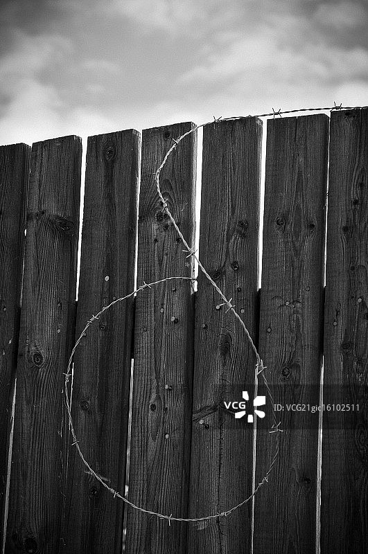 带刺铁丝网图片素材