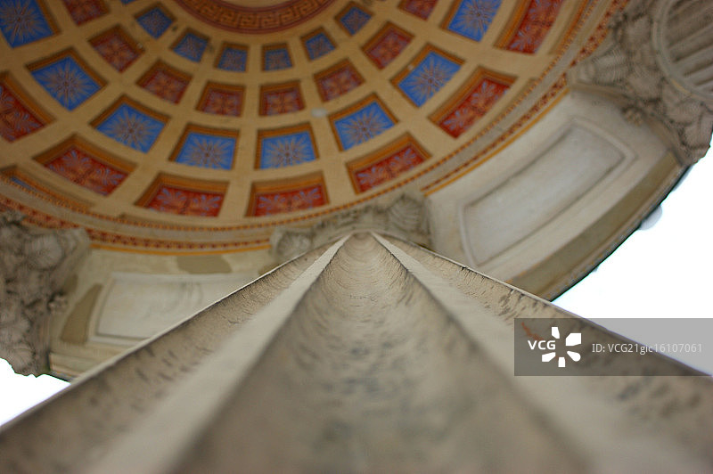 在圆形神殿内部向上看图片素材