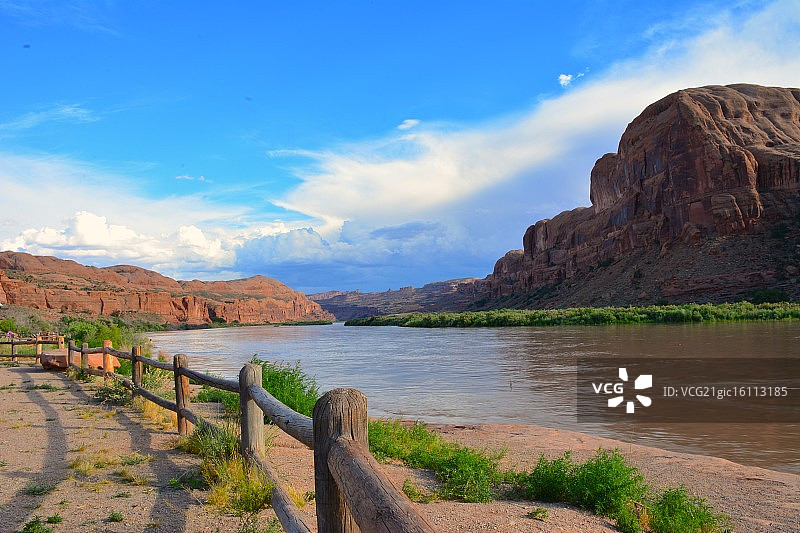在科罗拉多河中浸泡图片素材