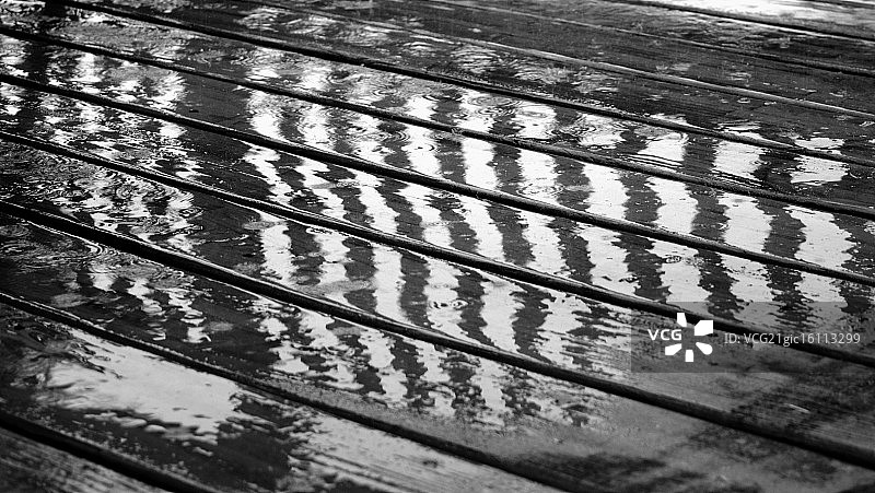 雨中甲板图片素材