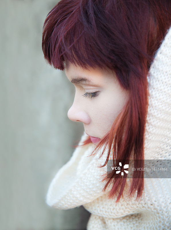 梦幻中的红发女孩图片素材