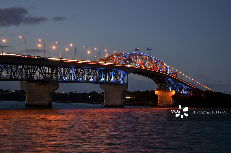灯光璀璨的奥克兰海港大桥图片素材