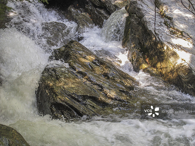 佛蒙特州米尔布鲁克河的湍流图片素材