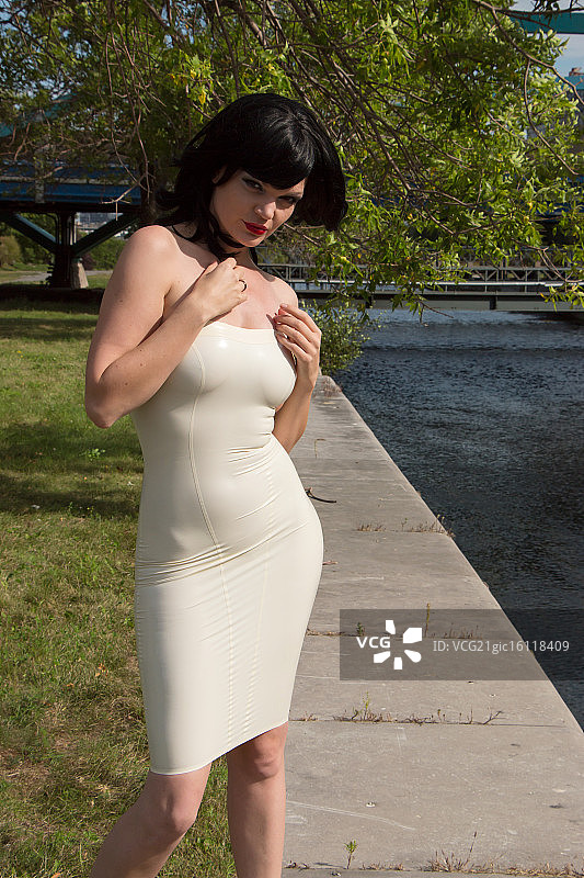 在老港运河附近摆姿势的女人图片素材