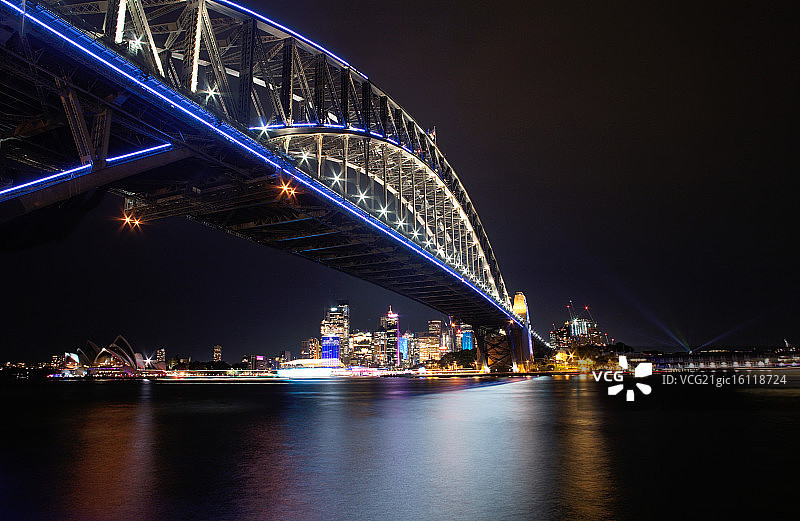 悉尼灯光节的港口大桥图片素材