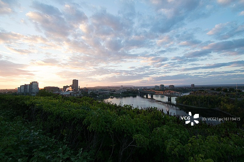 日落时分的渥太华河图片素材
