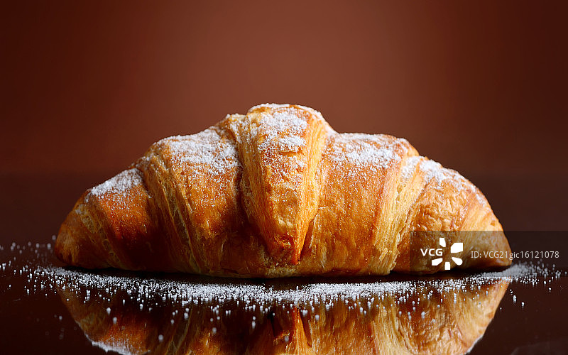 新鲜美味的羊角面包图片素材