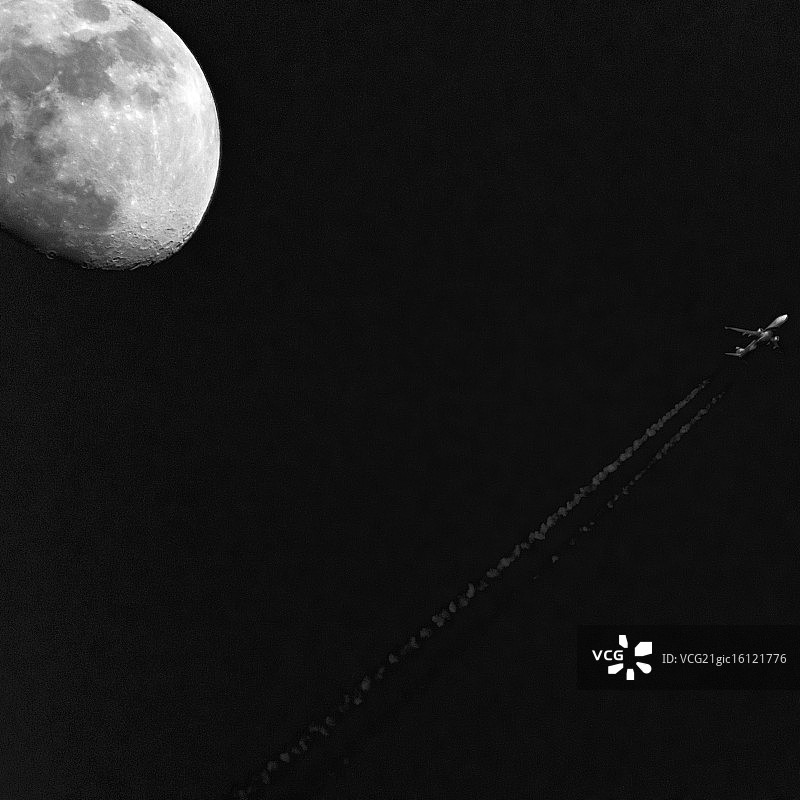飞向月球的飞机图片素材