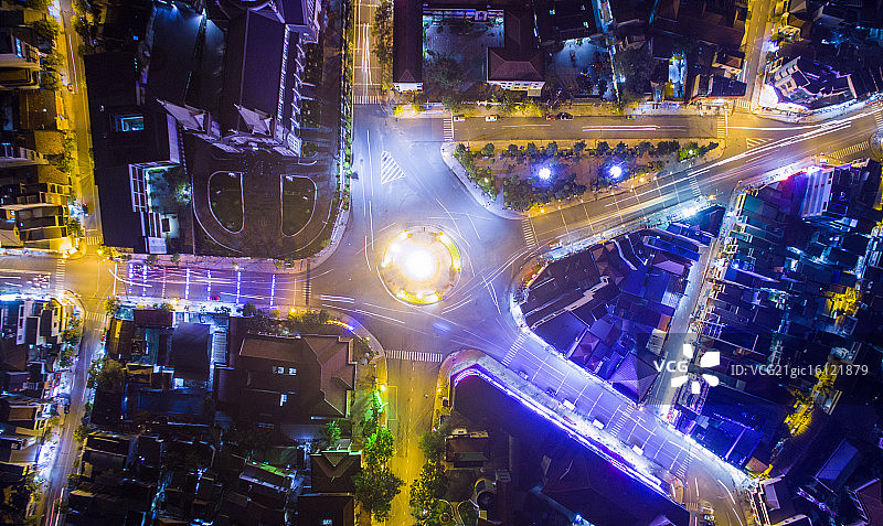 夜间环形交通枢纽图片素材