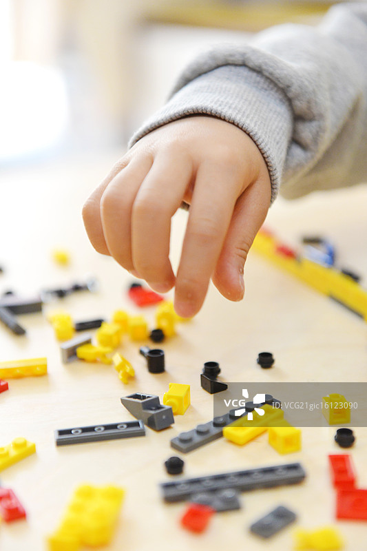 堆积木的孩子图片素材