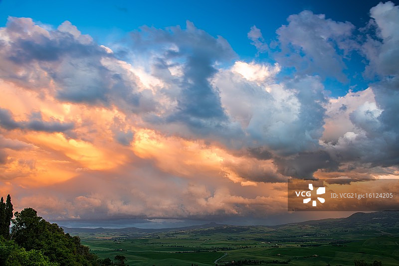 托斯卡纳皮恩扎下方的农田图片素材