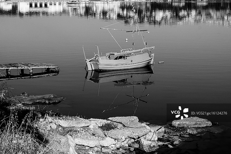 钓鱼船黑白图片素材