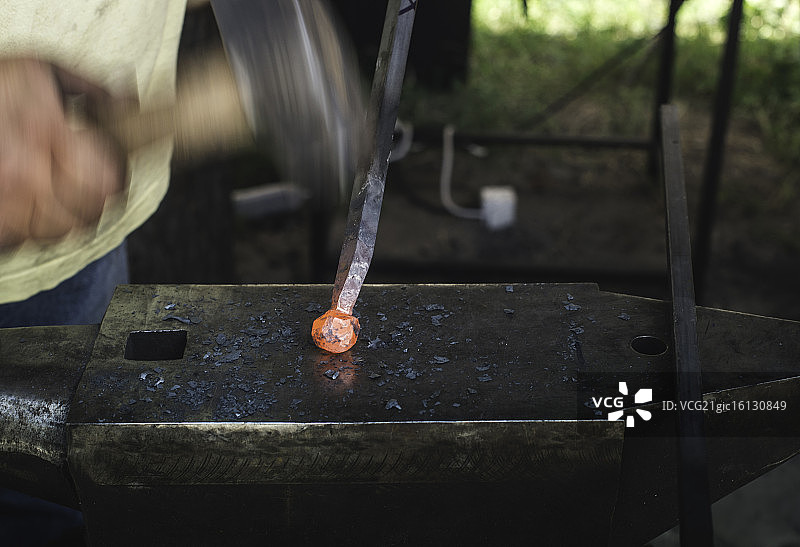 铁匠在铁砧上锻造钢铁图片素材