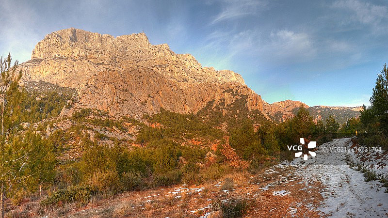 冬季的圣维克多山图片素材