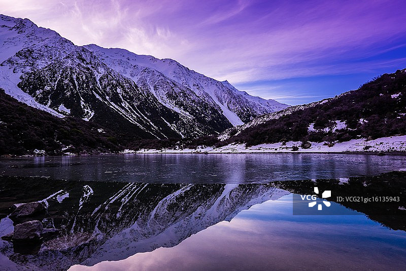 塔斯曼冰川附近的蓝色湖泊图片素材