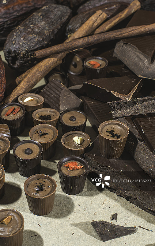 巧克力糖和巧克力棒图片素材