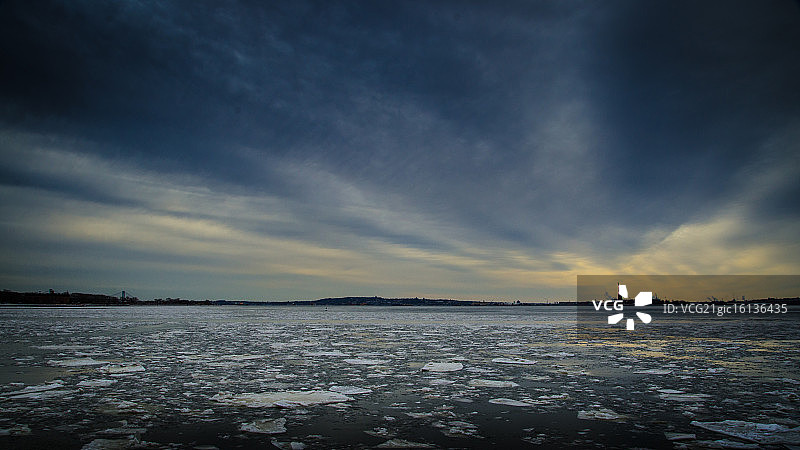 冰冷的哈德逊河图片素材