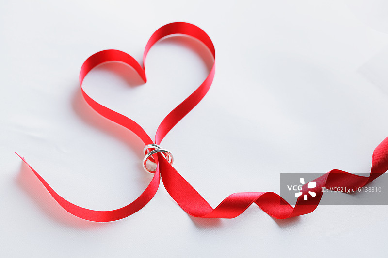 红色丝带和结婚戒指图片素材