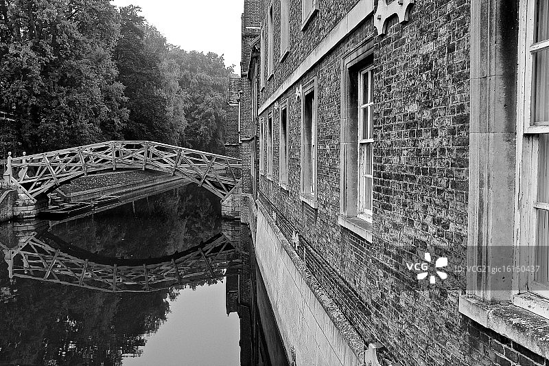 黎明时的剑河图片素材