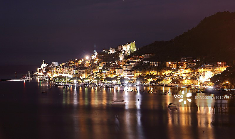 夜幕下的韦内雷港图片素材