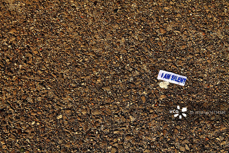 我沉默不语图片素材