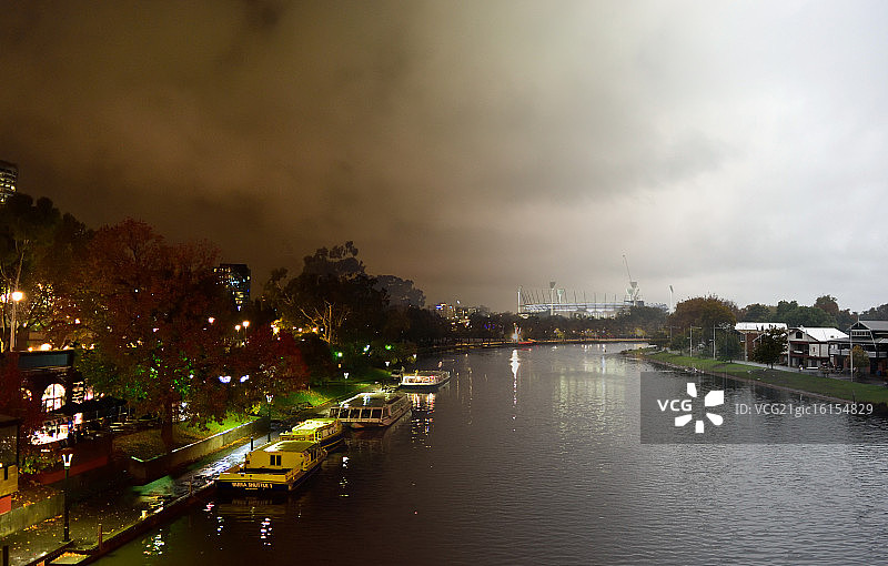 亚拉河 - 白天和夜晚图片素材