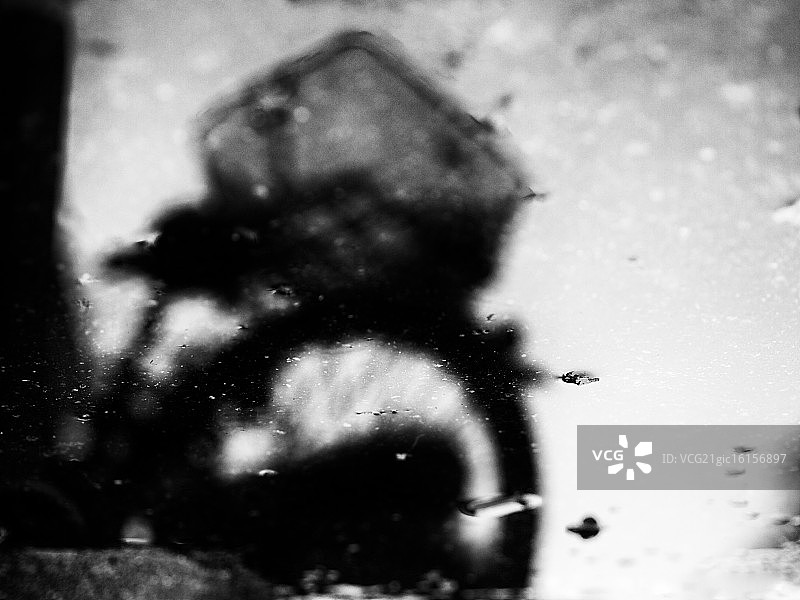 倒影中的自行车图片素材