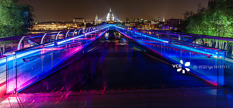 夜晚的千禧桥图片素材