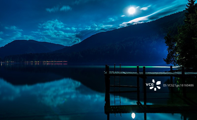 月光下的瓦尔兴湖图片素材