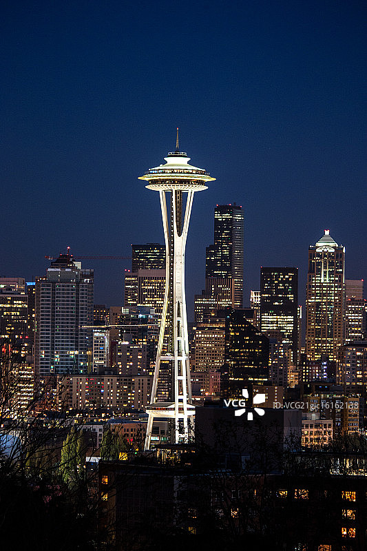 夜景中的针塔图片素材