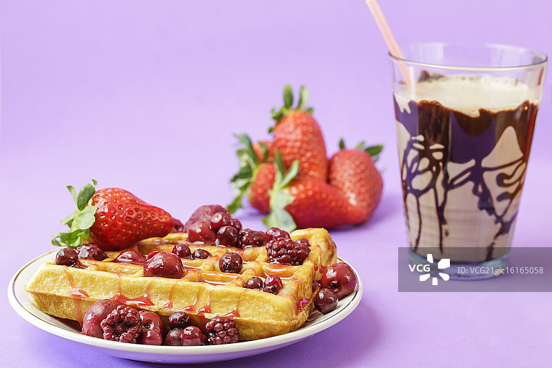 华夫饼配红色浆果图片素材