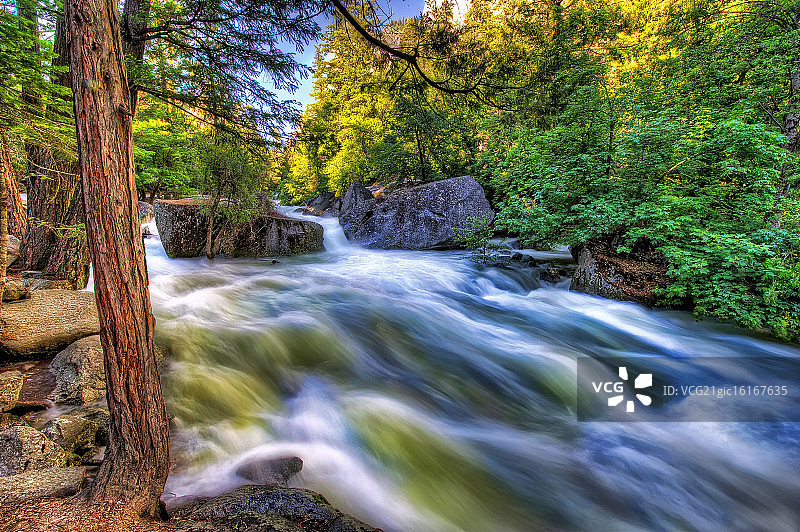 优胜美地国家公园的默塞德河图片素材