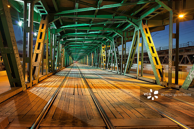 夜间钢桁梁式有轨电车桥图片素材