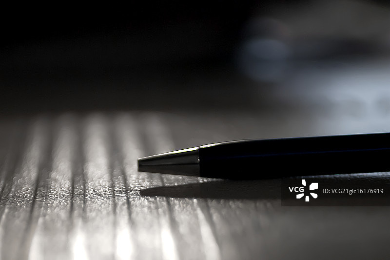 剪贴簿上的笔图片素材