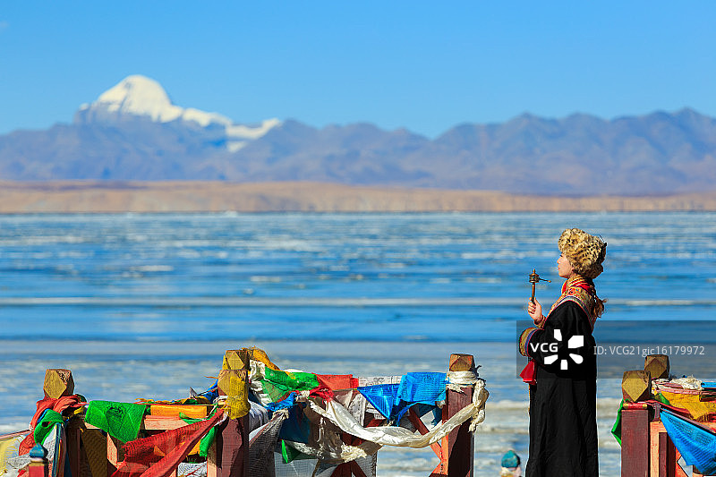 神山与少女图片素材