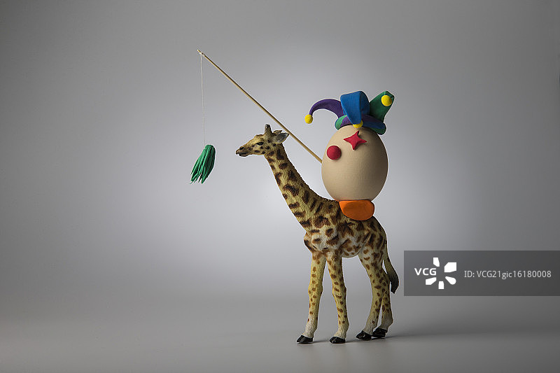 骑长颈鹿的小丑图片素材
