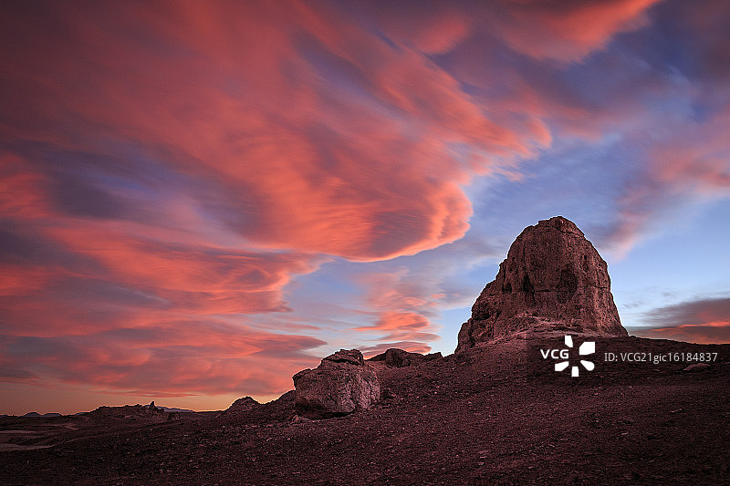 美国加利福尼亚州日落时的石灰华尖峰图片素材