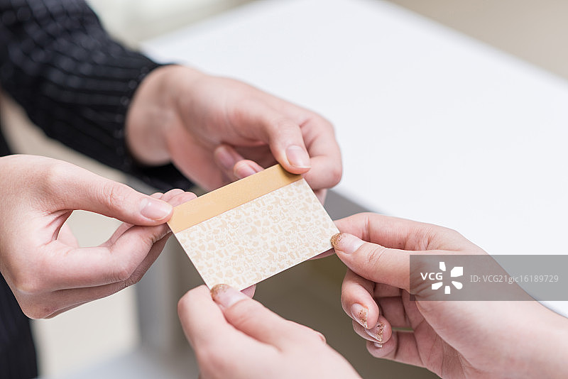 传递会员卡的手图片素材