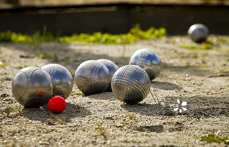 草地上球的特写镜头图片素材