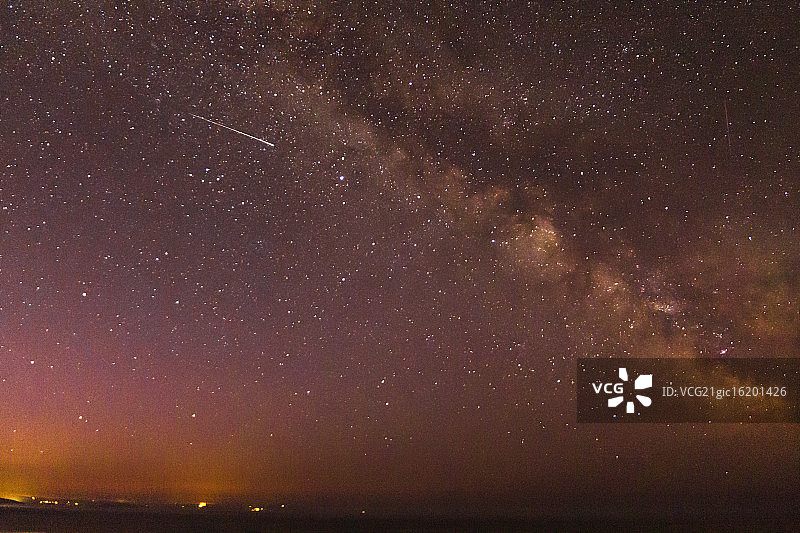 穿过拱门的镜头图片素材