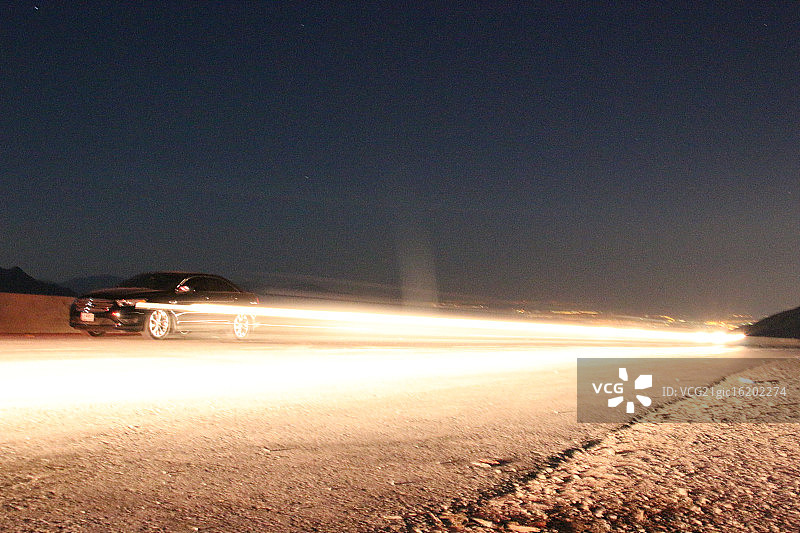 飞驰的福特汽车图片素材