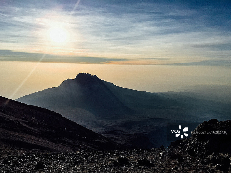 乞力马扎罗山峰顶图片素材
