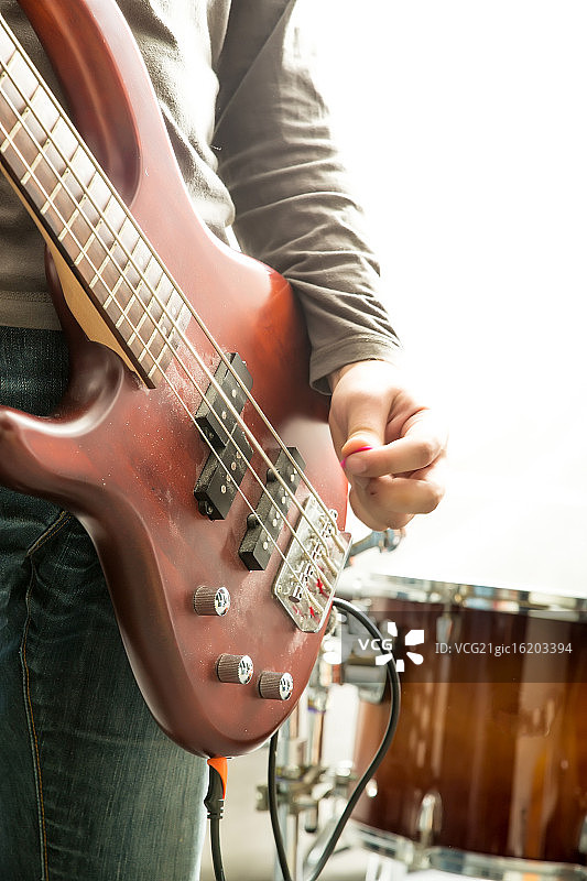 在舞台上演奏贝斯的摇滚音乐家图片素材
